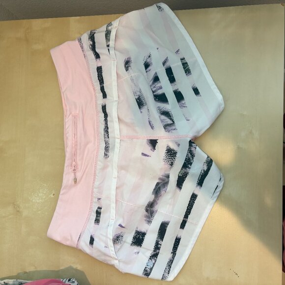 Lululemon Speed up Low rise shorts Size 8 Black/pink/white printed - Picture 5 of 10